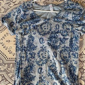 Lula Roe woman’s top